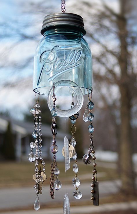 How to Make Your Own Mason Jar Wind Chime Carillons Diy, Mason Jar Projects, Diy Wind Chimes, Diy Jar Crafts, Mason Jar Crafts Diy, Ball Jars, Jar Diy, Mason Jar Wine Glass, Mason Jar Diy