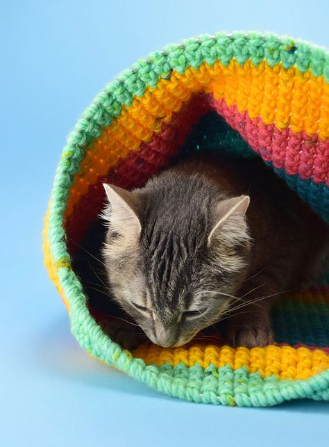 Have a kitty that loves to hide away? Using the yarn you have on hand you can create a lovely crochet cat sack hideaway they'll just love! Diy Crochet Cat Bed, Cat Hideaway, Cat Bed Pattern, Diy Cat Bed, Crochet Cat Bed, Cardboard Cat Scratcher, Cat Couch, Cat Cave, Cat Crafts