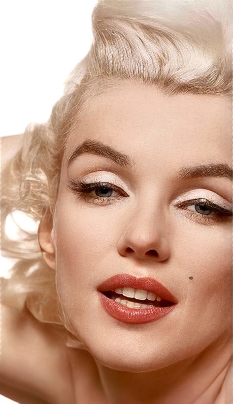 Marilyn Monroe Beauty Mark, Marilyn Monroe Eyeshadow, Marilyn Monroe Side Profile, 50s Glam Makeup, Old Hollywood Aesthetic Fashion, Marilyn Monroe Eyes, Marilyn Monroe Photoshoot, Monroe Outfits, 60's Makeup