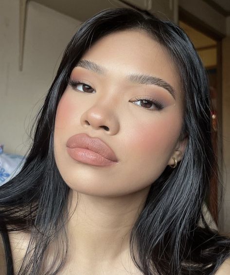 Simple Makeup Bold Lip, Natural Full Face Makeup, Makeup Round Face, Asian Lips, Olive Skin Makeup, Bigger Lips Makeup, Random Faces, Feminine Makeup, Pretty Cake