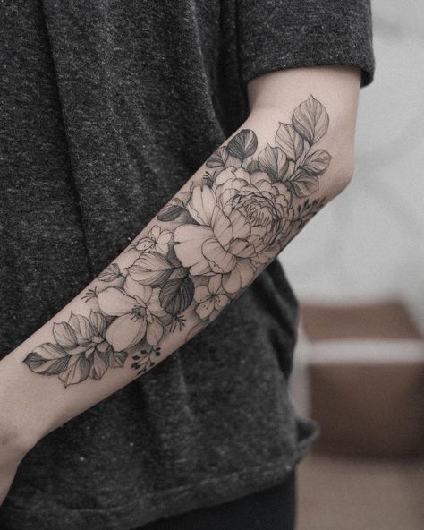 Floral Forearm Tattoo, Flower Leg Tattoos, Men Flower Tattoo, Floral Arm Tattoo, Bird Tattoo Men, Basic Tattoos, Rose Tattoos For Men, Palm Tattoos, Beautiful Flower Tattoos