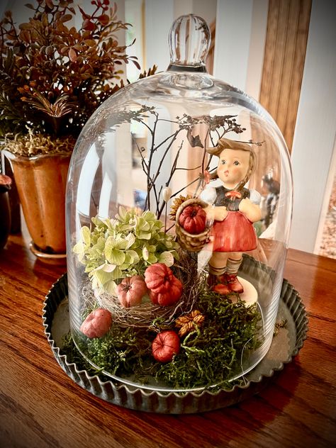 Summer Cloche Ideas, Spring Vignettes Display Ideas, Christmas Cloche Ideas, Vintage Markets Display, Glass Cloche Decor, Cloche Decor, Antique Booth Displays, Fall Greeting Cards, Christmas Vignettes