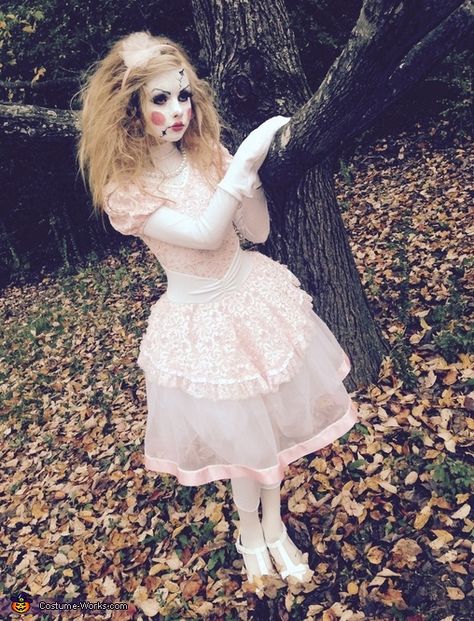 Porcelain Doll Costume - 2015 Halloween Costume Contest via @costume_works Creepy Doll Costume, Pierrot Costume, Porcelain Doll Costume, Creepy Doll Halloween, Fancy Dress Ideas, Doll Fancy Dress, 2015 Halloween Costumes, Halloweenský Makeup, Halloween Decor Diy