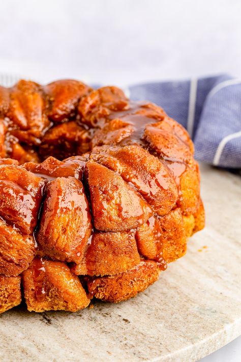 Pumpkin Spice Gooey Monkey Bread Recipe Gooey Monkey Bread, Pumpkin Monkey Bread, Monkey Breads, Cinnamon Roll Monkey Bread, Monkey Bread Recipe, Pumpkin Sheet Cake, Sweet Glaze, Pumpkin Spice Recipe, Homemade Rolls