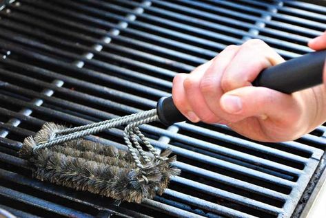 BBQ Tip: How to Clean Cast Iron Grill Grates Bbq Techniques, Grilling Art, Clean Grill Grates, Bbq Hacks, Cast Iron Cleaning, Best Charcoal, Iron Grill, Electric Smoker, Grill Brush