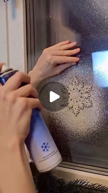 Frosty Window Painting, Snow Spray Ideas Window, Windows Decoration Christmas, Christmas Window Snow Spray Ideas, How To Draw On Windows, Snow Window Spray, Snow Spray Window Ideas Easy Diy, Easy Window Snow Spray Ideas, Fake Snow Spray Window Ideas