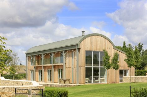 REFERENCES_VMZINC | The Dutch Barn, Mill Farm, Ewen, Gloucestershire (UK) Corrugated Metal Door, Patio Roof Ideas, Barn Conversion Exterior, Anderson Shelter, Barn House Conversion, Arched Roof, Quonset Homes, Alternative Homes, Rustic Pergola