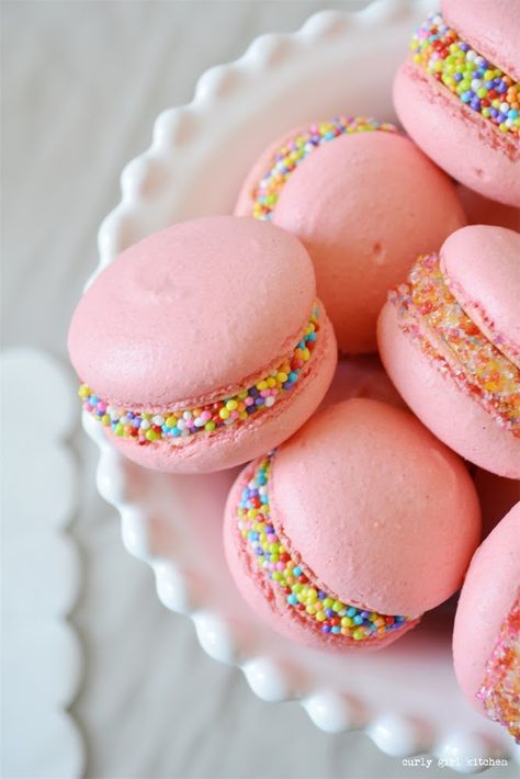 Macaron Decoration, Pink Macarons, Kue Macaroon, Macaron Cake, Pink Desserts, Macaron Flavors, Ballerina Cakes, French Macaroons, Macaroon Recipes