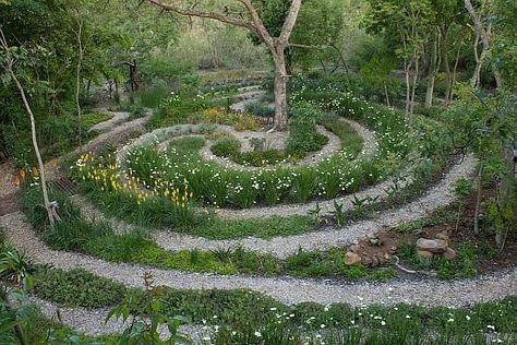 beautiful natural labyrinth. Witches Hut, Labyrinth Garden, Spiral Garden, Areas Verdes, Bramble, Garden Cottage, Dream Garden, Seville, Labyrinth