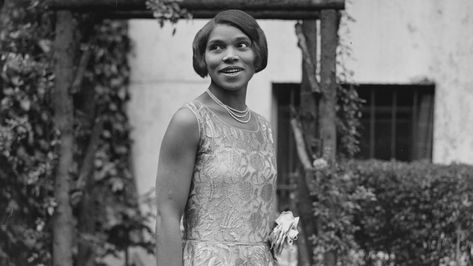 Marian Anderson is a contralto and international singer that triumphed over racial prejudice and became an inspiration for America’s civil rights Marian Anderson, Rhiannon Giddens, Louise Brooks, African American Culture, Harriet Tubman, Eleanor Roosevelt, Black Person, Civil Rights Movement, Opera Singers