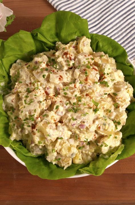 Classic Potato Salad Everyone will be fighting for the last scoop! Get the recipe from Delish. Game Day Foods, Homemade Potato Salads, Vegetarian Bbq, Potato Salad With Egg, Classic Potato Salad, Vegetarian Barbecue, Easy Potato Salad, Quick Dishes, Potatoe Salad Recipe