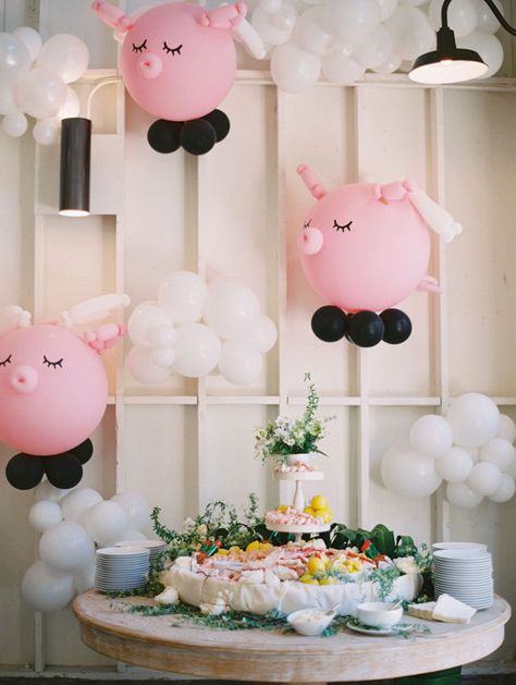 Piggy Birthday Party, Table Balloons, Pig Birthday Theme, Birthday Party Cake Table, Pig Baby Shower, Pig Balloon, Party Cake Table, First Birthday Balloons, Pig Birthday Party