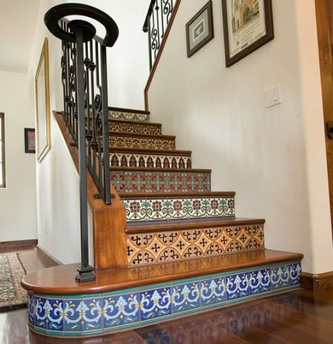 Mosaic stair risers - We got inspired from this picture and decided to do a very similar pattern on our stairs. - dorel :) Spanish Staircase, Mediterranean Staircase, Tiled Staircase, Tile Stairs, Real Estat, Stair Case, Mediterranean Decor, Stair Risers, Spanish Tile