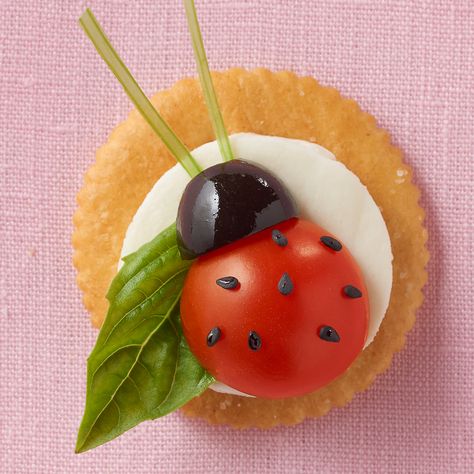 RITZ Caprese Ladybug Ladybug Snacks, Ladybug Food, Bug Snacks, Ladybug Birthday, Ladybug Party, Ritz Crackers, Snacks Für Party, Food Crafts, Appetizer Dips