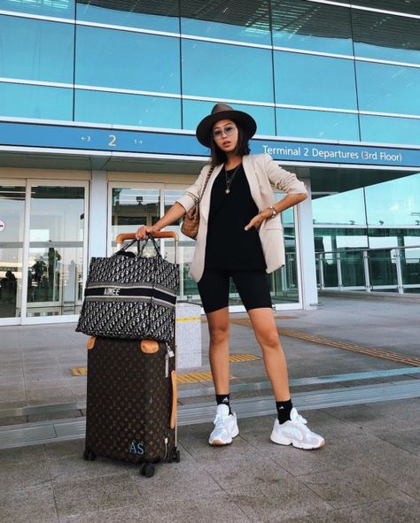 How I’m Planning on Wearing The Biker Shorts Trend This Fall Bike Shorts Outfit, Brittany Xavier, Aimee Song, Biker Shorts Outfit, Casual Chique, Song Of Style, Outfit Formulas, Airport Style, Airport Outfit