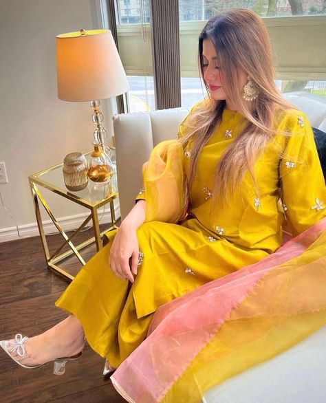 Yellow Pakistani Suits, Yellow Suit For Haldi Function, Pakistani Haldi Dresses, Suit For Haldi, Dress For Haldi Function, Mehandi Outfits, Dress Designs For Girls, Haldi Function, Simple Dress Casual