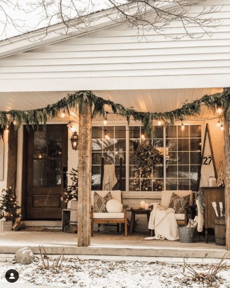 Christmas Front Porch Decorating Ideas, Porch Christmas Lights, Salon Christmas, Front Porch Decorating Ideas, Front Porch Furniture, Garage Patio, Porch Decorating Ideas, Porch Furniture, Christmas Front Porch