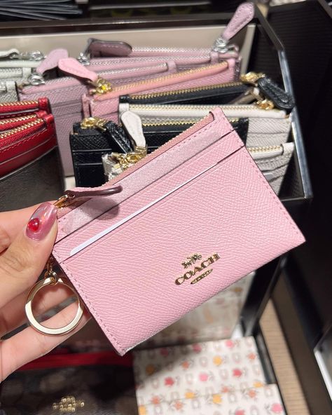 Wallet Keychain Ideas, Cute Wallet Aesthetic, Car Keychain Ideas, Wallet Aesthetic, Girly Car Accessories, Trendy Purses, Luxury Bags Collection, Purse Essentials, Handbag Essentials