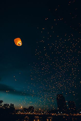 Lights In The Night | Thousands of points of light are born as ArtPrize volunteers light Chineese lanterns and release them over the Grand River. Whats Wallpaper, Floating Lanterns, Sky Lanterns, Coldplay, Image Hd, Metropolis, Night Time, Night Skies, Beautiful World