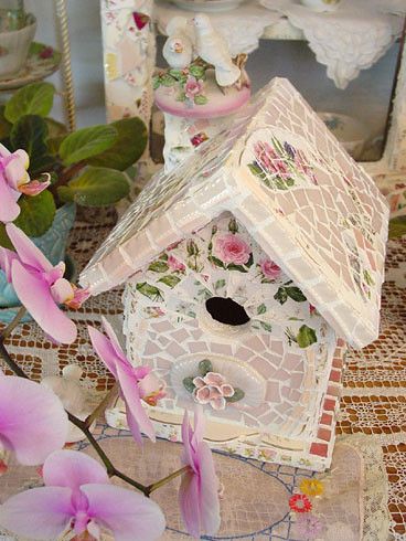 Pastel Mosaic Home Broken China Crafts, Birdhouse Craft, Beautiful Birdhouses, China Crafts, Mosaic Birds, Mosaic Madness, Decorative Bird Houses, Mosaic Pieces, Mosaic House