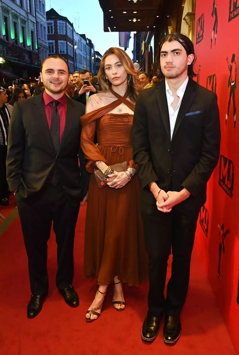 See Michael Jackson's 3 Kids Make Rare Red Carpet Appearance Together Mj Kids, Rust Color Dress, Michael Jackson Rare, Paris Jackson, Birth Mother, Jackson Family, Celebrity Moms, Hollywood Legends, Tony Awards