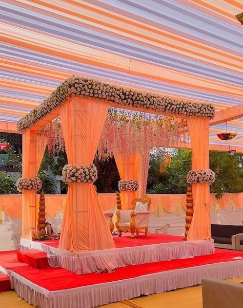 Fera Mandap Decoration, Small Mandapam Decoration, Mandapam Decoration Marriage Indoor, Marriage Tent Decoration, Haldi Wedding Decor, Chori Decoration Wedding, Shadi Mandap Decoration, Lawn Decorations Wedding, Phere Mandap Decoration