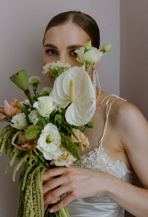 Calla Lily Bridesmaid Bouquet, Bridal Bouquet Styles, Modern Bridal Bouquets, Unique Bridal Bouquets, Modern Wedding Bouquets, Small Wedding Bouquets, Modern Bouquet, Wedding Design Inspiration, Calla Lily Bouquet