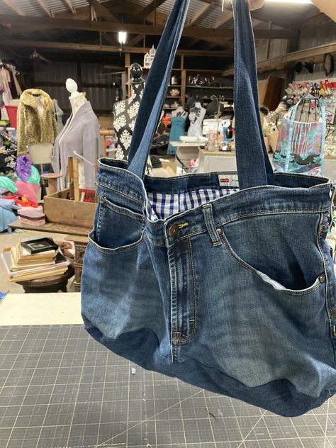 Jean Tote Bag, Denim Bags From Jeans, Diy Knitting Projects, Reworked Fashion, Denim Diy Clothes, Recycled Jeans Bag, Jean Purse, Upcycle Clothes Diy, Denim Projects