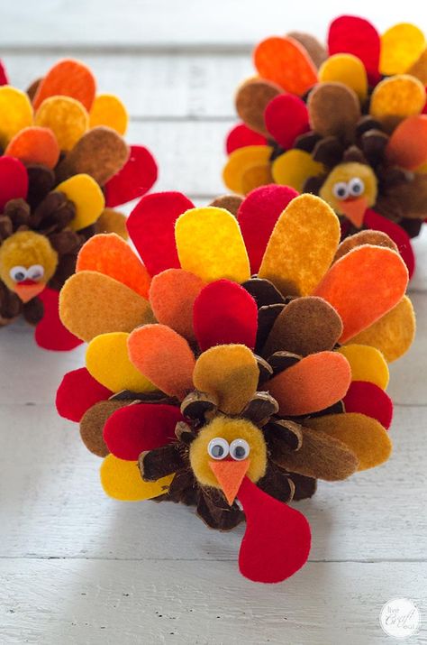 Craft With Felt, Felt Feathers, Pinecone Turkey, Thanksgiving Turkey Craft, Pinecone Crafts, Thanksgiving Crafts Diy, Easy Thanksgiving Crafts, Thanksgiving Projects, Turkey Crafts