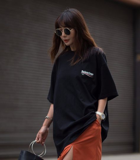 This Is the Right Way to Wear an Oversize T-Shirt Oversized Tshirt Outfit 2023, Oversized Outfit Women Street Style, Oversized Tshirt Outfit For Petite, Overzied Tshirt Outfit, Big T Shirt Outfits Street Style, Oversized Black T Shirt Outfit, How To Style Big Tshirts, How To Style Oversized Shirt Tees, Oversized Shirt Outfit Street Style