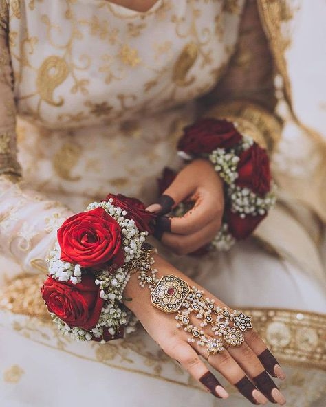 ☆ Shaadi Barbaadi ☆ on Instagram: “Gorgeous details 🌹🌹🌹 #Repost from @sobiaqayyum_ Nikkah @hennabysadaf Photography @sobiaqayyum_ Henna @hennabyanita_ Jewellery…” Hand Flower Wedding Pakistani, Nikkah Flower Bracelet, Flower Bracelet Wedding Pakistani, Gajray Motia Aesthetic, Hand Gajra For Bride, Hand Gajra, Nikkah Ideas, Nikkah Decor, Bridal Dpz