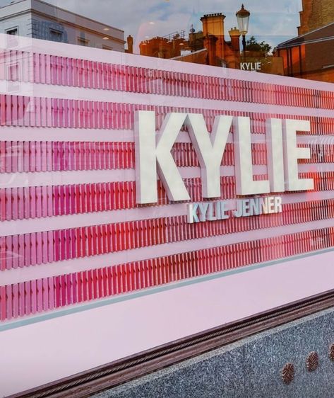 Kylie Pop Up Shop, Kylie Cosmetics Store, Kyle Cosmetics, Maquillage Kylie Jenner, Launch Event Ideas, Packaging Design Beauty, Loreal Lipstick, Kylie Jenner Blonde, Fake Makeup