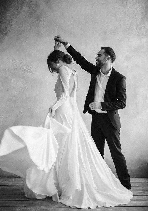 Shooting Photo Couple, Wedding Photo Studio, Wedding Portrait Poses, Wedding Photoshoot Poses, Wedding Picture Poses, Wedding Couple Poses Photography, Wedding Photography Styles, Wedding Couple Poses, Wedding Session