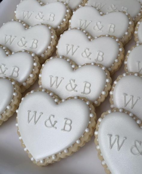 Wedding engagement heart initial cookies Dessert Tables Wedding, Pearl Bridal Shower, Wedding Shower Cookies, Reception Desserts, Bridal Cookies, Decor Engagement, Tables Wedding, Bridal Shower Inspo, Bridal Shower Cookies