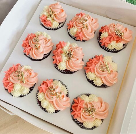 Bolo Buttercream, Cupcake Icing Designs, Coral Cake, Peach Cupcakes, Cupcake Business, Decorating Food, Welsh Recipes, Spring Dessert, Kids Baking