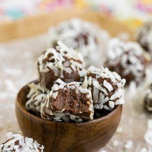 Arbonne Brownie Batter Protein Balls Arbonne Protein, Arbonne Recipes, Protein Balls Recipes, Clean Snacks, Snack Healthy, Energy Bar, Protein Bites, Chocolate Shake, Protein Balls