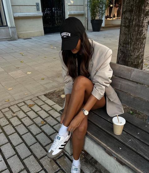 Ny Hat Outfit Summer, Ny Cap Women Outfit, Bgt 2024, Cap Women Outfit, Hat Outfit Summer, Ny Cap, Looks Adidas, Ny Hat, Adidas Og