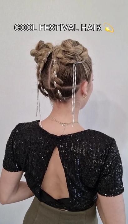 FUN FESTIVAL HAIR ✌️✨️ #tresses #coiffurecheveuxlong #coiffuretendance... | TikTok Rhinestone Hair Tutorial, Festival Hair Buns, Festival Grunge, Hair Chain, Festival Glitter, Hair Chains, Hairstyle Look, Festival Hair, Glitter Hair