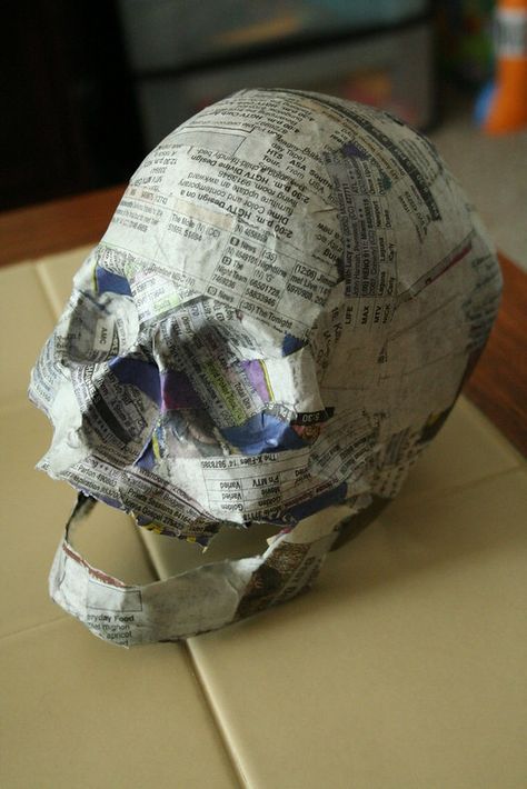 Paper Mache Skull, Diy Skulls, Paper Mache Projects, Cheap Halloween Decorations, Paper Mache Mask, Making Paper Mache, Skull Crafts, Cheap Halloween, Halloween Tattoo