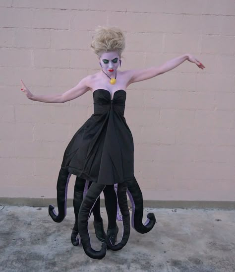 This DIY Ursula costume from Disney's The Little Mermaid is amazing! Wordle Halloween Costume, Ursula Costume Ideas, Diy Ursula Costume, Costume Homemade, Diy Fantasia, Ursula Costume, Costume Disney, Villain Costumes, Diy Costumes Kids