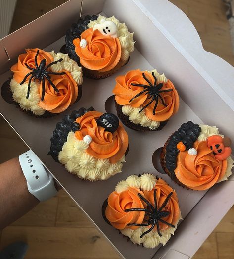 Baked ‘n’ Boxed on Instagram: “Happy Halloween!! 👻🎃🕷” Halloween Cake Box Ideas, Trendy Baking Ideas, Halloween Bento Cake Box Ideas, Aesthetic Halloween Cake, Halloween Cupcake Bouquet, Halloween Cupcakes Aesthetic, Baking Decorations Ideas, Halloween Mini Loaf Cakes, Cupcake Halloween Decoration