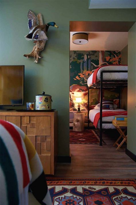 Wes Anderson Room, Retro Decorating Ideas, Wes Anderson Decor, Vintage Summer Camp, Retro Decorating, Themed Hotel Rooms, Summer Camp Aesthetic, Camp Aesthetic, Retro Lounge