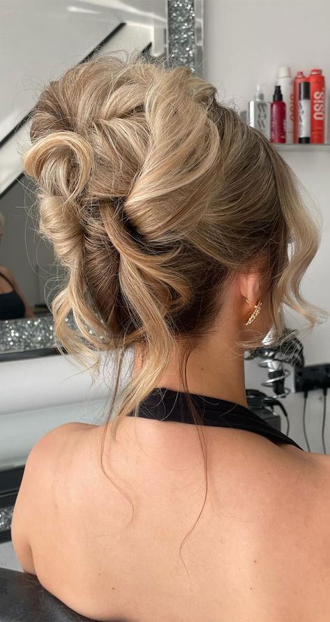 chic updo, hairstyle ideas, wedding hairstyle, 90s vibe updos, wedding updo, updos, trendy updos, bridal hairstyle, bridal updos, messy updo, simple updo, trendy messy updo, wedding hairstyle trends Birthday Hair Updo, 90s Up Do, Big Hair Updo, Messy Updo Wedding, 90s Updo, Hairstyle 90s, Updo Simple, Updos Bridal, Romantic Updo Hairstyles