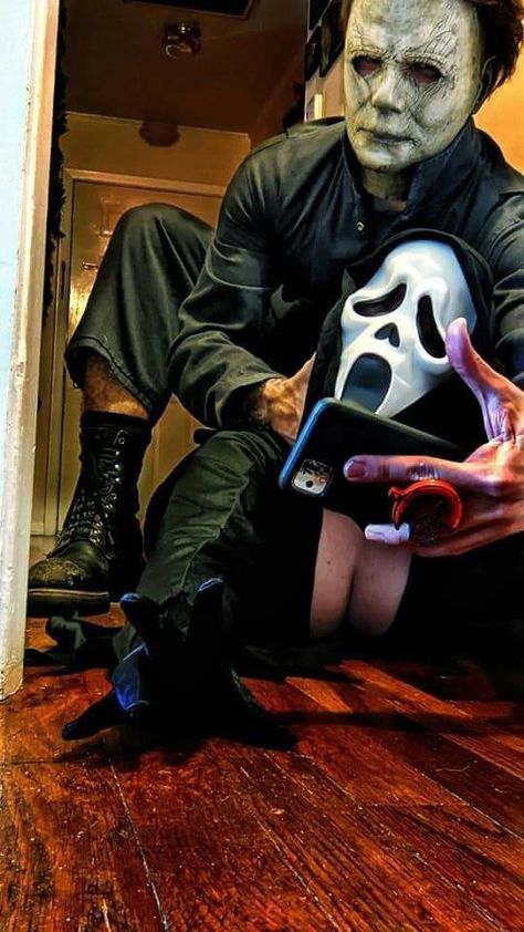 Couple Tattoos Nature, Halloween Couple Goals, Cosplay For Halloween, Michael Myers Costume, Tattoos Nature, Couple Cosplay, Horror Photos, Goals Couple, Horror Movies Funny