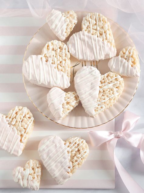 Desserts Engagement Party, Bridal Shower Sweets Ideas, Ice Cream Shaped Cake Pops, Wedding Themed Desserts, Heart Themed Desserts, Bridal Shower Sweets Table, White Bridal Shower Food, Heart Baby Shower Theme, Girly Bridal Shower Ideas