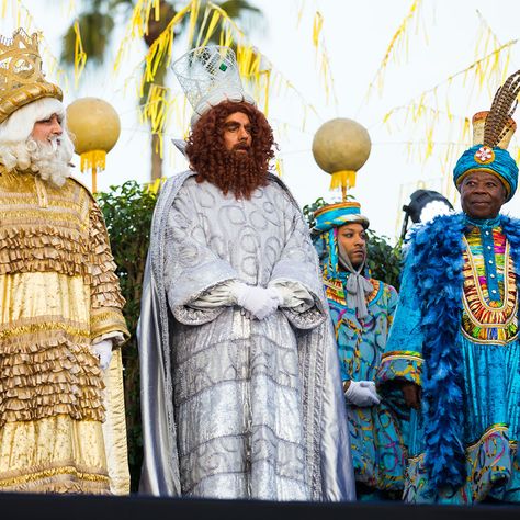 Three Kings Day celebrates foreigners who came to pay their respects to the newborn child, but were threatened by a king who massacred innocents, so they changed their path. #threekingsday #epiphany #díadereyes #díadelosreyes American Christmas Traditions, Happy Three Kings Day, Three Kings Day, The Three Kings, East Harlem, Hispanic Culture, State Of Grace, Christmas Parade, Winter Festival