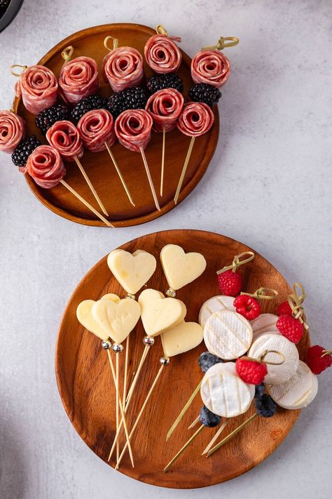 Valentine's Day Charcuterie Cups – individually sized charcuterie in a cup! The perfect easy make-ahead appetizer for a Valentine's or Galentine's Party. Birthday Charcuterie Cups, Tiny Charcuterie Cups, Teacup Charcuterie, Tea Cup Charcuterie, Galentine Party Food Ideas, Thanksgiving Charcuterie Cups, Charcuterie In A Cup, Valentines Appetizers, Individual Charcuterie Cups