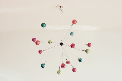 credit: Old Brand New [http://oldbrandnew.blogspot.com/2010/12/holiday-sputnik-mobile.html] Diy Baby Mobile Tutorial, Diy Crib, Diy Baby Mobile, Diy Mobile, Round Ornaments, Xmas Ornaments, Diy Holiday, Ornaments Diy, Craft Activities