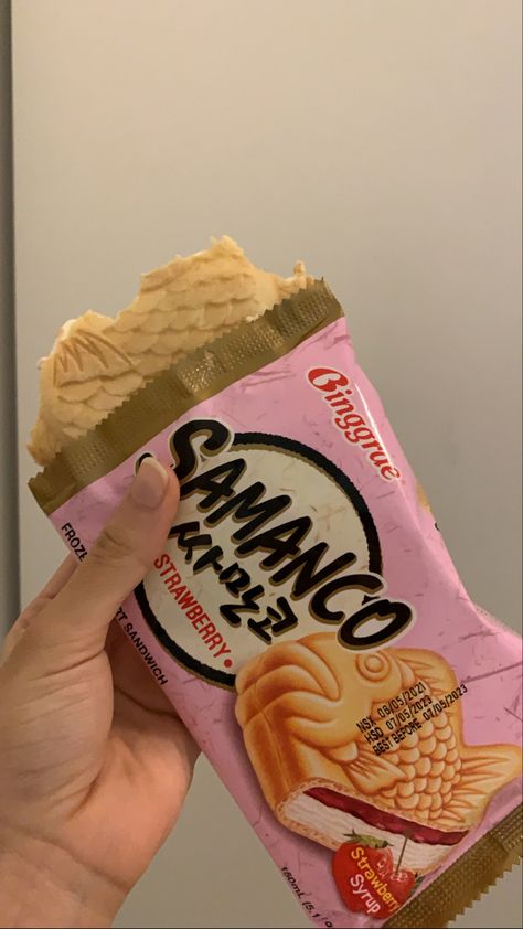 #samanco #binggrae #korean #korea #koreanicecream #icecreamsandwich #icecream #strawberry #fish Aesthetic Korean Snacks, Fish Ice Cream Korea, Korean Fish Ice Cream, Korean Food Sweet, Samanco Ice Cream, Korean Snacks Products, Korean Snacks Aesthetic, Korean Treats, Korean Food Aethstetic