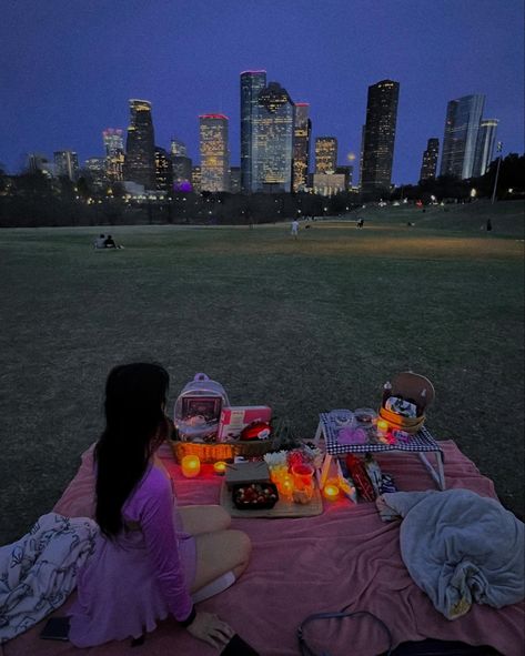 Dream Picnic Date, Spring Date Aesthetic, Cute Date Ideas Outdoors, Picnic Dates Aesthetic, Coquette Date Ideas, Dream Date Ideas, Date Idea Aesthetic, Date Places Aesthetic, Besties Date Ideas